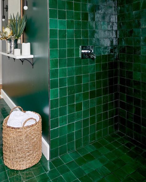 clé tile on Instagram: “green on green: shower details - secret lagoon zellige. #zellige #tiles #terracotta #showertile #cletile  designer:@guilfoilandwulfson…” Bathroom Dark, Office Green, Bathroom Green, Zellige Tiles, Scandinavian Apartment, Cle Tile, Bathroom Idea, Zellige Tile, Minimalist Interior Design