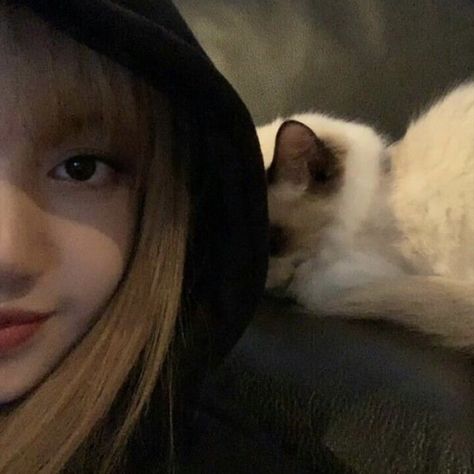 Valentine Selfie, Lisa Lalisa, We Heart It, Lost, Instagram