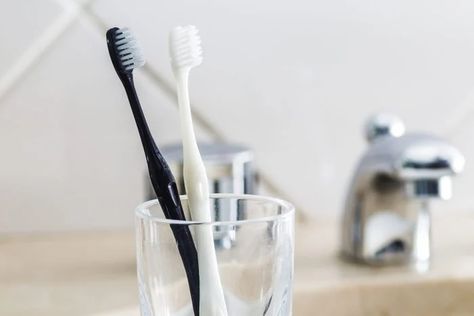 10 Tips on How To Disinfect a Toothbrush Disinfect Toothbrush, Baking Soda And Lemon, Sanitize Toothbrush, Hydrogen Peroxide, Cleaning Ideas, Dental Practice, Household Tips, Shake It Off, Mouthwash