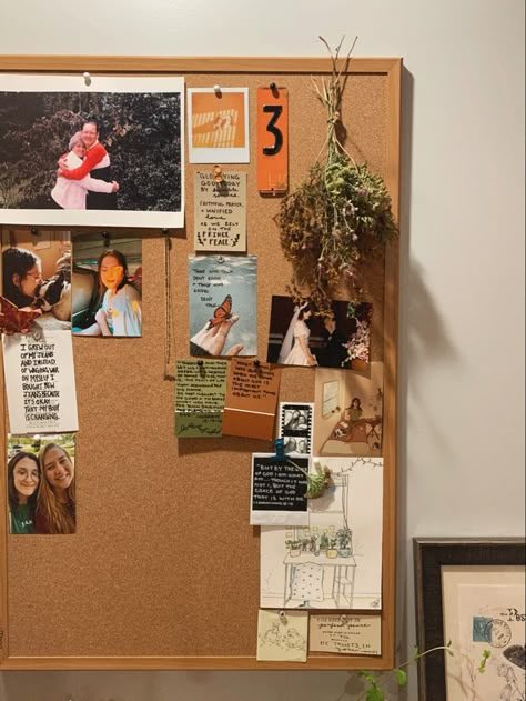 Photo Wall Cork Board, Bulletin Board Office Decor, Dark Academia Cork Board, Earthy Dorm Room Ideas Minimalist, Corkboard Picture Ideas, Memo Board Aesthetic, Bulletin Board Room Decor, Bulletin Boards Bedroom, Bulitin Board Ideas Aesthetic