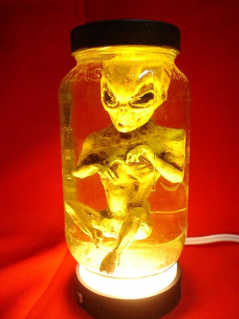 alien in a jar Alien Party, Alien Halloween, Halloween Party Outfits, Halloween Prop, Alien Invasion, Alien Abduction, Aliens And Ufos, Halloween 2016, Space Party