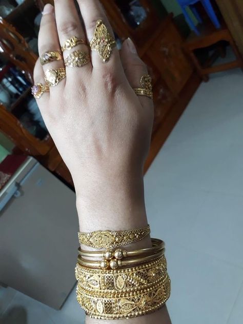 Gold Jewelry Aesthetic Indian, Arab Jewelry Traditional, Middle Eastern Jewelry Aesthetic, Vietnamese Jewelry Traditional, Arabian Jewelry Gold, Middle Eastern Gold Jewelry, Desi Jewelry Aesthetic, Hoochiemama Aesthetic Outfit, Asian Gold Jewelry