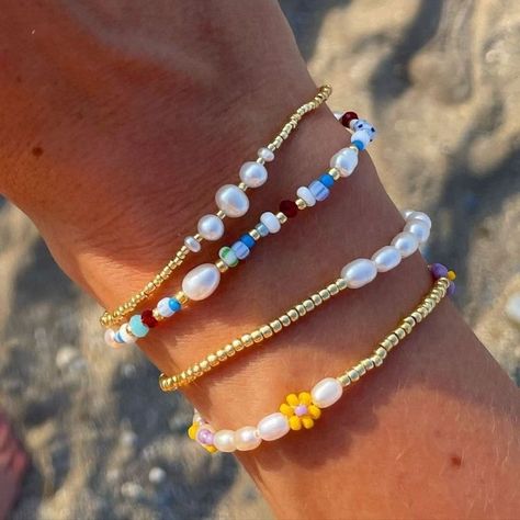 Preppy Jewelry, Diy Collier, Diy Bracelet Designs, Beads Bracelet Design, Jewelry Accessories Ideas, Summer Bracelets, Homemade Jewelry, Jewelry Lookbook, Beaded Bracelets Diy