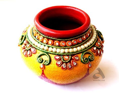 Decorated Matki, Matki Design, Matli Decoration, Matki Decoration Ideas, Kalash Decoration, Mandala Embroidery, Diya Decoration Ideas, Grey Kurta, Thali Decoration Ideas