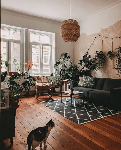 Jungle Living Room Ideas, Urban Jungle Living Room, Hard Wood, Urban Jungle, Apartment Living, Living Design, 인테리어 디자인, Interior Design Living Room, Home Decor Inspiration