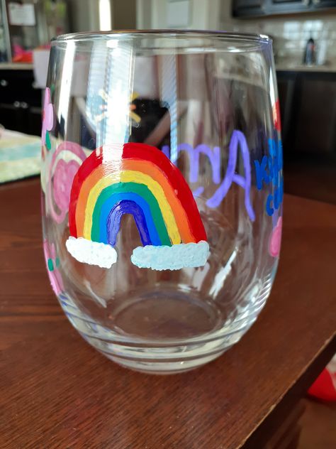 DIY Sharpie wine glasses: https://nainscreations.wordpress.com/2021/04/05/diy-sharpie-wine-glasses/ Sharpie Glass Painting, Sharpie Wine Glasses Diy, Sharpie Wine Glasses, Stemless Wine Glasses Diy, Sharpie Glass, Sharpie Cup, Sharpie Designs, Oil Based Markers, Personalized Gifts For Friends