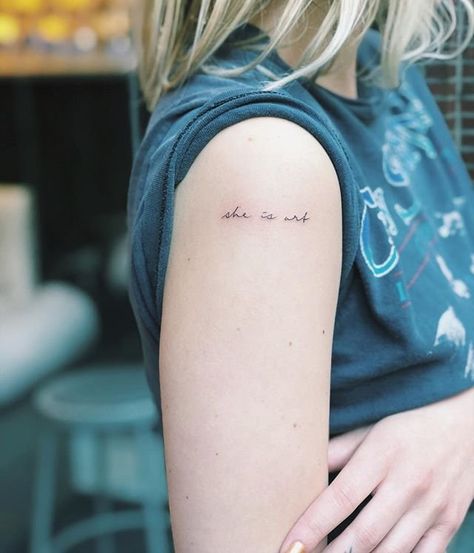 "she is arte" significa "ela é arte" (cintura esquerda) 27 Tattoo, Minimalistic Tattoos, She Is Art, Cursive Tattoos, Tattoos Geometric, Small Tattoo Ideas, Tattoo Feminina, Line Art Tattoos, Fine Line Tattoos