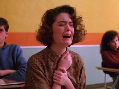 Donna Hayward crying, Twin Peaks pilot Septième Art, Film Quotes, Tv Quotes, Ex Machina, Twin Peaks, Playlist Covers, Reaction Pics, Movie Quotes, Reaction Pictures