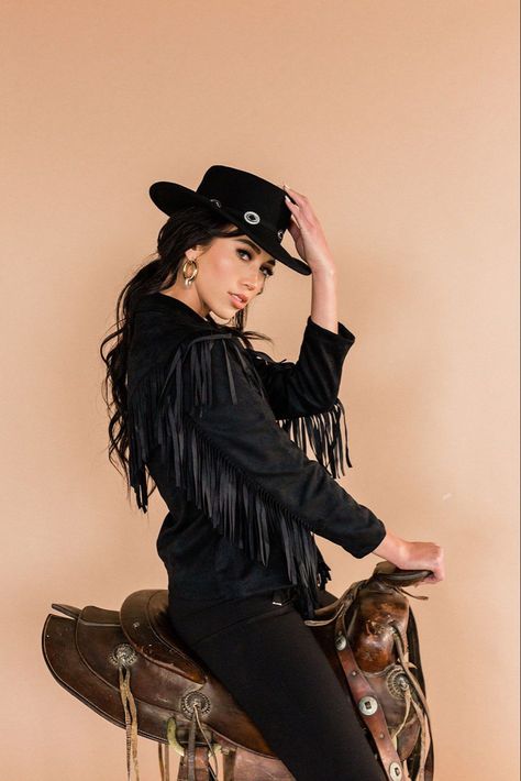 Photoshoot Ideas Valentines, Western Editorial, Boat Hats, Western Photoshoot Ideas, Megan Lee, Western Photo Shoots, Western Photoshoot, Trending Hats, Cowgirl Style Outfits