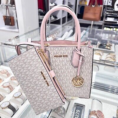 Trendy Fashion Michael Kors Mercer Messenger Crossbody Bag + Wallet Set Vanilla Powder Blush, Womens Bags Vanilla Powder, Birthday Basket, My Style Bags, Pink Powder, Teddy Bear Clothes, Luxury Bags Collection, Pink Things, Michael Kors Mercer, Girly Bags