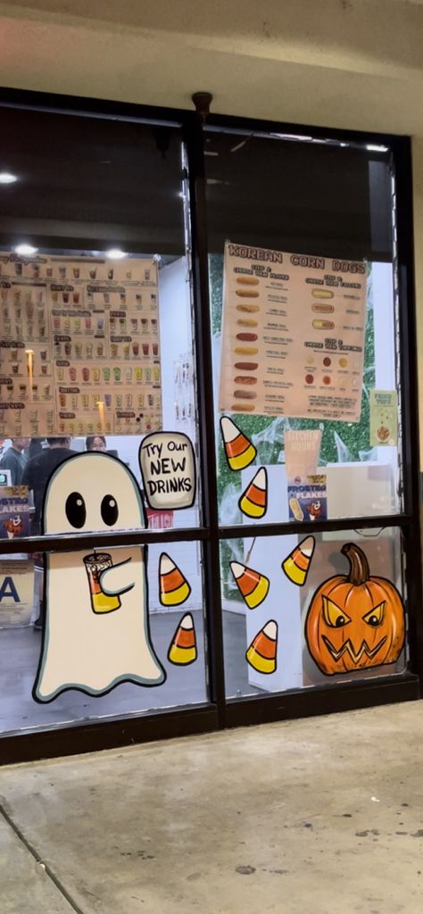 Halloween Window Marker Art, Halloween Windows Painted, Window Chalk Ideas, Halloween Window Display Paint, Ghost Window Painting, Halloween Window Chalk Art, Fall Window Art Ideas, Window Painting Ideas Halloween, Back To School Window Art