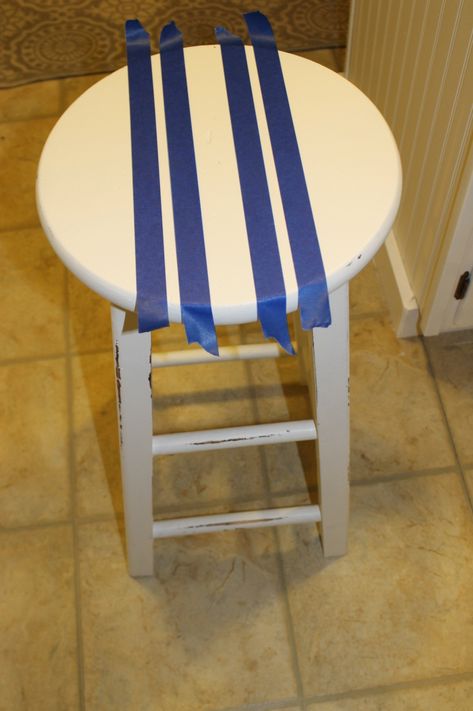 Painting Wooden Stools Ideas, Diy Painted Bar Stools, Painting Bar Stools Ideas, Refurbish Bar Stools, Painted Bar Stools Ideas, Wood Bar Stools Makeover, Wooden Stool Paint Ideas, Repurpose Bar Stool Ideas, Painting Bar Stools