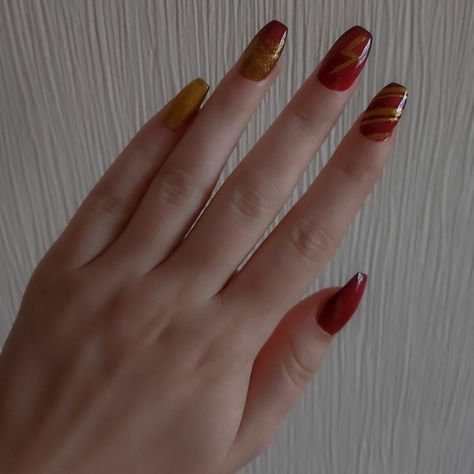 Gryffindor Nails, Gryffindor Aesthetic, Oliver Wood, Horse Aesthetic, Harry Potter Gryffindor, Hobby Horse, Aesthetic Fashion, Harry Potter, Nails