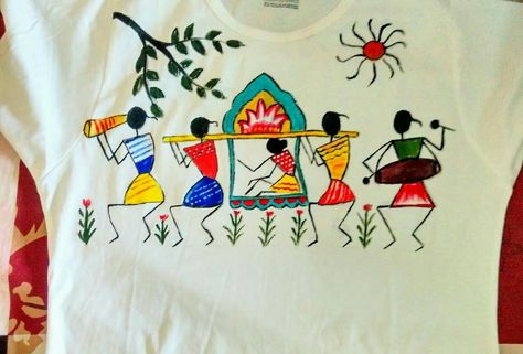 T shirt painting.... Warli Hand Painted Fabric Blouse, Warli Art On Fabric, Warli Painting On Saree, Warli Embroidery Design, Warli Art Designs On Fabric, Warli Painting Ideas On Fabric, Hand Paint Shirt, Painting Ideas On Blouse, Painting Ideas On T Shirt