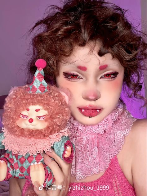 Pink Clowncore Outfit, Clown Makeup Looks Drawing, Pastel Clown Makeup, Pink Clown Makeup, Decora Makeup, Clown Hairstyles, Aesthetic Clown, Pretty Clown, Clown Photoshoot