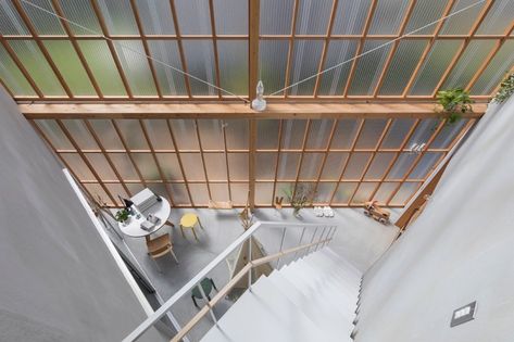 tato architects' 'house in sonobe' features polycarbonate façade Polycarbonate Facade, Indoor Courtyard, Lightweight Structure, Houses In Japan, Internal Courtyard, Ibaraki, Minimal Home, Residential House, Japanese Architecture