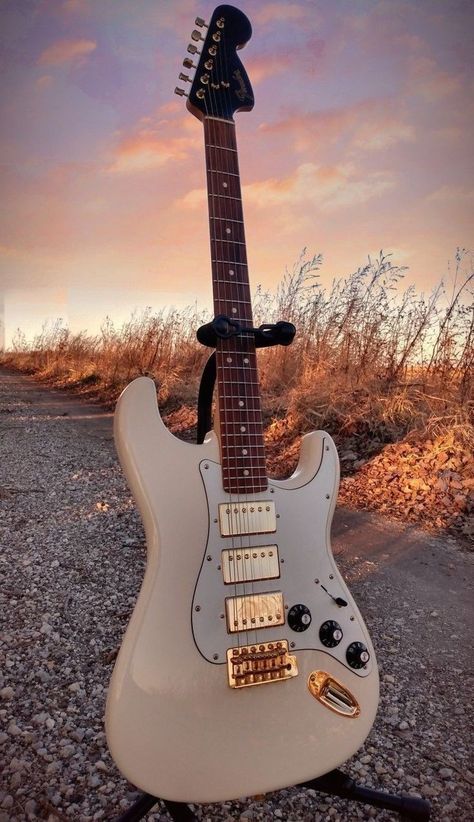 Beautiful Guitars Acoustic, Vintage Guitar Art, Electric Guitar Stratocaster, Electric Guitar Photography, Electric Guitar Fender, Vintage Guitars Acoustic, Vintage Guitar Amps, Guitar Drawing, Fender Strat