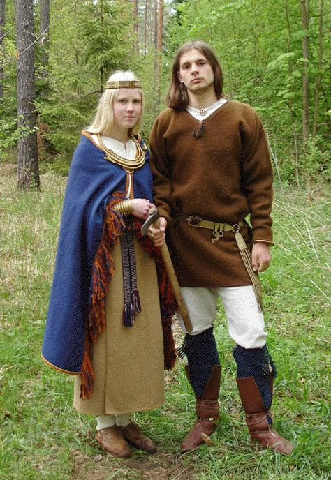 These young archeologists recreated 11th century Latvian clothing and show us the layers. Dark Ages Clothing, Baltic Clothing, Latvian Clothing, 11th Century Clothing, Baltic Tribes, Lithuanian Clothing, 12th Century Clothing, Nordic Fashion, Viking Garb