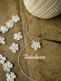 Confection Au Crochet, Ball Of Yarn, Crocheted Flowers, 자수 디자인, Crochet Diy, Crochet Motifs, Crochet Flower Patterns, Yarn Projects, Tiny Flowers