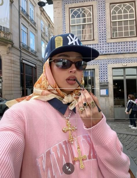 Printed Blouses, Aesthetic Old Money, Aesthetic Old, Head Scarf Styles, 1m Followers, Fancy Hats, Power Dressing, Looks Street Style, Outfits With Hats