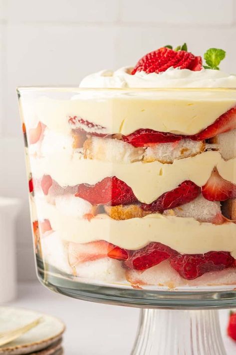 Indulge in the deliciously layered combination of cubed angel food cake, sweet strawberries, and a creamy vanilla pudding filling, making it a delightful and crowd-pleasing treat. Trifle With Angel Food Cake, Trifle Desserts Christmas, Strawberry Cake Aesthetic, Cake Recipe Strawberry, Caramel Apple Trifle, Shortcake Trifle, Strawberry Cake Decorations, Strawberry Fudge, Strawberry Angel Food Cake