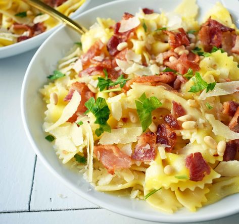 Lemon Garlic and Crispy Bacon Pasta. Farfalle, bowtie pasta, with butter, caramelized onions, and garlic all topped with crispy bacon, parmesan cheese, and pine nuts. A light and fresh pasta with lemon butter and bacon. www.modernhoney.com Garlic Butter Pasta, Lemon Pasta Recipes, Garlic Parmesan Pasta, Modern Honey, Farfalle Pasta, Pasta Noodle Recipe, Butter Pasta, Bacon Pasta, Lemon Pasta