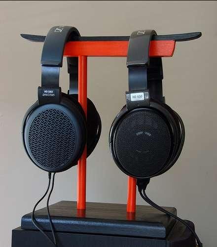 Tips and Inspiration To Make DIY Headphone Stand Headphone Stand Diy, Headphone Stand Ideas, Diy Headphone Stand, Cheap Headphones, Wood Headphones, Diy Headphones, Frames Diy, Headphone Storage, On Ear Earphones