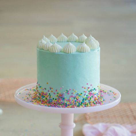 A while back I made a funfetti cake and LOVEd it. It totally reminded me of being a kid at my own birthday party LOL!! It had a white chocolate ganache and was tinted light pink. It looked great! I've heard some people have found it difficult to tint their cakes. PSA: white chocolate can only be dyed with gel food coloring, which most people don't have at home!! If you add 1/4 of a drop of regular food coloring it turns into a solid ?. That doesn't change the flavor really bu... Light Blue Cake Birthday, Cake Preppy, 14th Birthday Cakes, Teen Cakes, Birthday Cakes For Teens, Preppy Kitchen, Easy Birthday, Funfetti Cake, Simple Birthday Cake