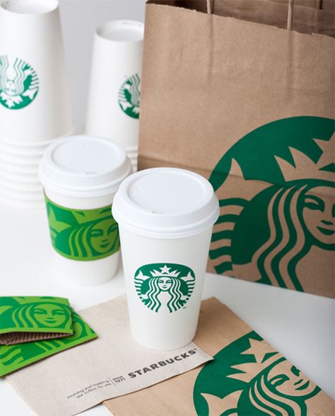 design package starbucks Starbucks Crafts, Beautiful Packaging Design, Starbucks Design, Starbucks Lovers, Starbucks Green, Starbucks Logo, Happy 40th, Starbucks Hot, Creative Packaging Design