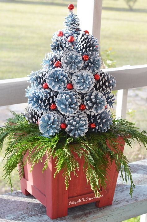 A tutorial on how to make pine cone Christmas trees Julkransar Diy, Cone Christmas Decorations, Pine Cone Christmas Decorations, Pinecone Crafts Christmas, Pine Cone Christmas, Pine Cone Christmas Tree, Christmas Pine Cones, Pine Cone Art, Pinecone Crafts