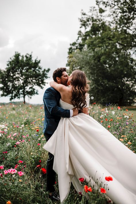 Wildflower Field Wedding Ceremony, Wedding In Meadow, Flower Field Elopement, Flower Field Wedding Photos, Wedding In Flower Field, Wild Flower Field Wedding, Wildflower Meadow Wedding, Vibrant Wedding Photography, Wildflower Field Wedding