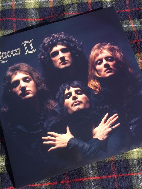 Queen Vinyl Aesthetic, 70s Rock Aesthetic, Vinyl Record Aesthetic, Peter Pettigrew Aesthetic, Classic Rock Aesthetic, Records Aesthetic, Queen Vinyl, Aesthetic 70s, Marauders Dr