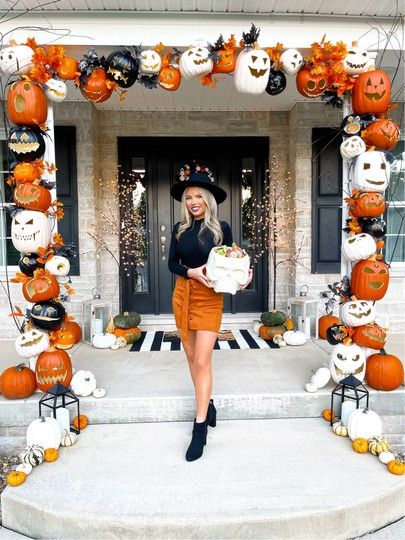 Diy Halloween Porch, Front Yard Halloween Decorations, Halloween Front Door Decorations, Dulces Halloween, Halloween Decor Diy, Halloween Outside, Halloween Front Doors, Halloween Mantle, Porch Pumpkins