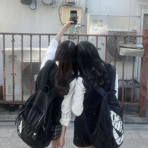 Cute Friend Poses, Friendship Photoshoot, Korean Best Friends, Fotografi Vintage, 사진 촬영 포즈, Friend Poses Photography, Foto Ideas Instagram, Friend Poses, Friend Photoshoot