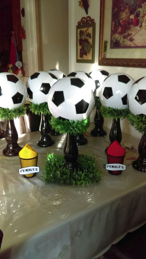 Soccer Theme Birthday Party Centerpieces, Soccer Balloon Centerpieces, Soccer Ball Centerpieces, Soccer Banquet Centerpieces High Schools, Soccer Ball Centerpiece Ideas, Soccer Theme Centerpieces, Soccer Centerpieces Banquet, Soccer Party Centerpieces, Soccer Table Decorations