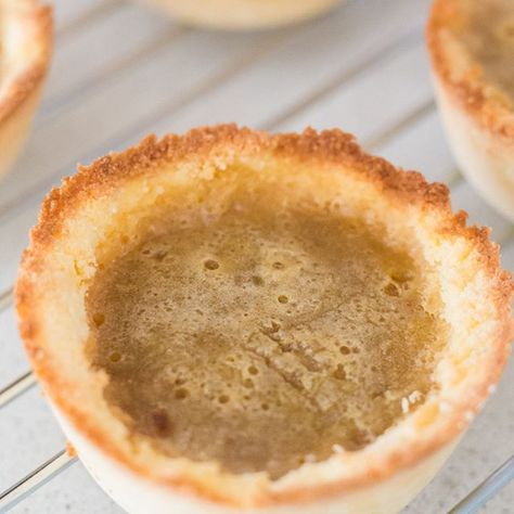 Calling all Canadians! I made sugar and gluten free butter tarts. Ok - so they won't taste like a typical butter tart (because of the sugar alternative & crust) but it's damn close!! Canadian Butter Tarts, Paleo Cakes, Dolce Poche Calorie, Butter Tart, Paula Dean, Keto Baking, Desserts Keto, Keto Christmas, Plant Paradox