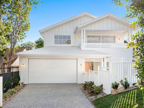 Contemporary White House Exterior, Hamptons Style Exterior Australia, Street Appeal Australia Front Yards, White Hamptons House, Modern Queenslander Exterior, Modern Hamptons Style Exterior, Hamptons Style Exterior, Coastal Homes Exteriors, Parents Retreat