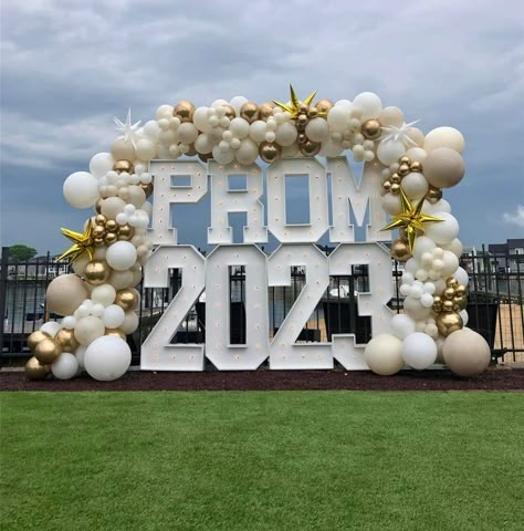 Prom 2024 Decoration, Senior Send Off Ideas, Prom Send Off Decorations, Prom Send Off Food Ideas, Prom Sendoff Decoration Ideas, Prom Set Up Ideas At Home, Pre Prom Party Ideas, Prom Send Off Ideas Decorations, Graduation Flowers Bouquet