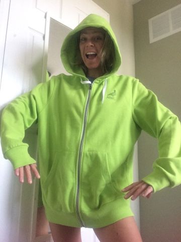 The Short Cut: Big hoodie made smaller! Hoodie Too Big Hacks, Hoodie Diy Upcycle, Diy Hoodie Refashion, How To Shrink Clothes, Big Hoodie, Clothing Refashion, Altered T Shirts, Hoodie Upcycle, Fleece Projects