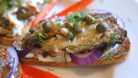 Canned Herring Recipe ...how to eat kippers - MyFoodChannel Kipper Recipes, Herring Recipe, Canned Fish Recipes, Filet Recipes, Herring Recipes, Christmas Food Dinner, Lunch Salads, British Food, Cooking Inspiration