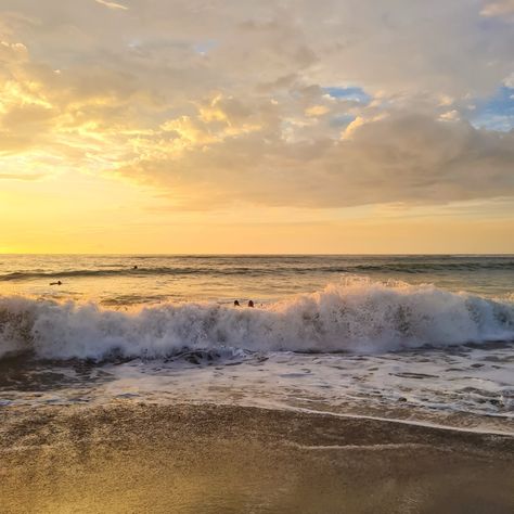 Waves on golden sunset Sunset Beach Aesthetic, Sunset Waves, Summer 25, Ocean Drive, Sunset Aesthetic, Beach Pics, Ocean Wave, Beach Painting, Sunset Pictures