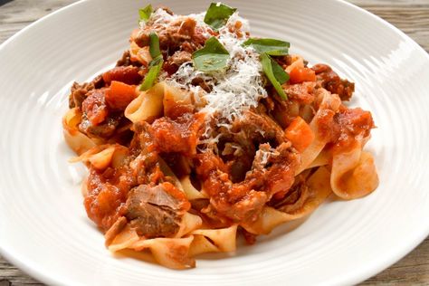 Tagliatelle pasta with braised beef ragù - Italian Spoon Veal Ragu Pappardelle, Pappardelle Recipes, Braised Beef Ragu, Veal Osso Bucco, Pasta Packet, Osso Bucco Recipe, Pappardelle Recipe, Tagliatelle Pasta, Beef Ragu