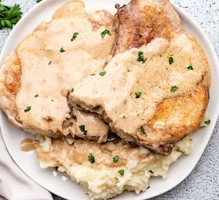 Kitchen Bounty: Sour Cream and Clove Pork Chops Smothered Pork Chop Recipes, Sour Cream Pork Chops, Creamy Pork Chops, Oven Pork Chops, Stovetop Chili, Pork Chops And Gravy, Smothered Pork, Homemade Beef Stew, Smothered Pork Chops