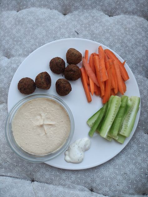 Humus Dip, Hummus And Cucumber, Carrots And Hummus, Costco Recipes, Cucumber Hummus, Hummus Plate, Manifestation 2024, Chickpea Hummus, Healthy Hummus