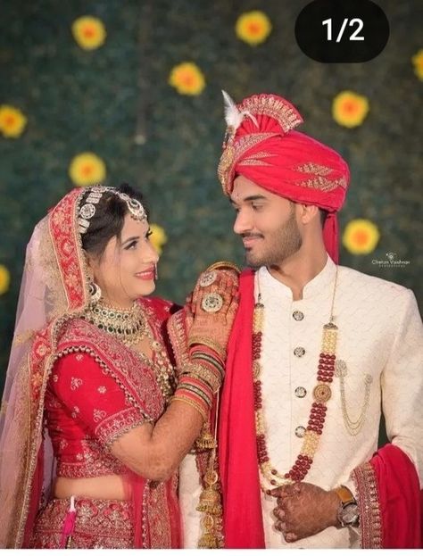 Wedding Jaimala Bride Groom, Shadi Poses For Couple, Jaimala Couple Poses, Jaimala Photography, Couple Pose Wedding Photo Ideas, Indian Wedding Poses For Bride And Groom, Copel Photos, Copal Photo, Marriage Couple Photography