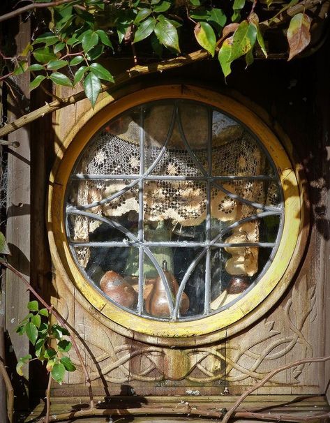 Hobbit Homes, Hobbit Holes, Hobbit Home, Casa Hobbit, Hobbit Houses, Woodland Cottage, Witch Cottage, Round Window, Country Cottages