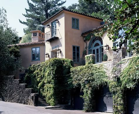 Hillside Homes, Hillside Villas, Old World Home, Mediterranean Exterior, Mediterranean House, Mediterranean Style Homes, Mediterranean Home Decor, Tuscan House, Spanish Style Home