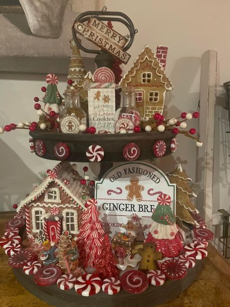 Christmas House Decorations Indoor, Christmas Chandelier Decor, Gingerbread Tiered Tray, Gingerbread House Ideas, Cozy Colors, Christmas Decorations Centerpiece, Gingerbread Christmas Tree, Fall Nail Ideas, Tray Decor Christmas