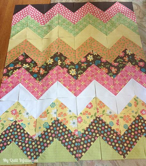 My Quilt Infatuation: Easy Peasy Chevron Quilt Tutorial Chevron Quilt Pattern Free Simple, Zig Zag Quilt Border, Chevron Quilt Border Pattern, Chevron Quilt Tutorials, Chevron Quilts, Zig Zag Quilt, Chevron Quilt Pattern, Hst Quilt, Grey Chevron Fabric