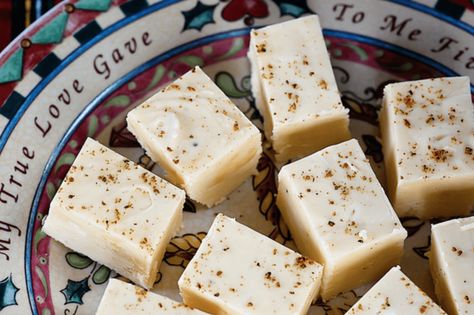 This easy recipe for eggnog fudge is the perfect sweet treat for the holidays, and also makes a perfect last minute gift for that special someone! Rum Fudge Recipe, Rum Fudge, Eggnog Fudge, Buttered Rum, Christmas Fudge, Oh Fudge, Easy Butter, Rican Food, Candy Fudge